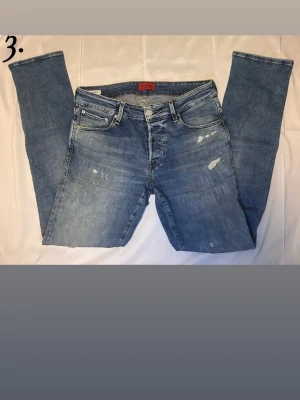Jack and Jones jeans  - Säljer de här snygga Jack and Jones jeansen i storlek W32 L32 I modellen slimfit/glenn. Jeansen har väldigt snygga slitningar och en ”distressed” look. Priset är inte fast utan går att diskutera!