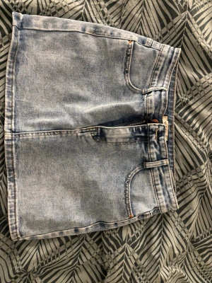 Ljusblå jeanskjol med fickor - Säljer en ljusblå jeanskjol från Missäy. Väldigt bra skick och ganska stretchig i midjan. Inbyggda tygshorts inuti.