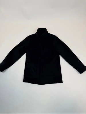 Woolrich Overshirt limited edition - Säljer nu min feta svarta Overshirt från woolrich. Använd 2-3 gånger och den är perfekt att ha över en skjorta. Nypris 5000 kr, säljer den nu för 1500 kr. Priset kan diskuteras. Den passar även M.