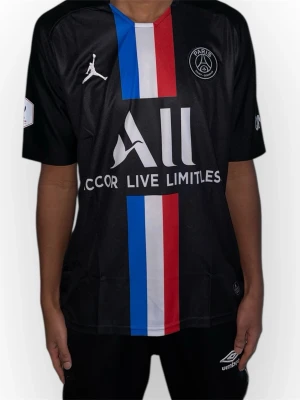 PSG Matchställ - Svart, Storlek XL - Helt ny. Fin replika med hög kvalitét. EU|XL Pris: 349kr. Modellen är 175cm lång och bär storlek M. Först till kvarn. Skickas direkt inom 24h