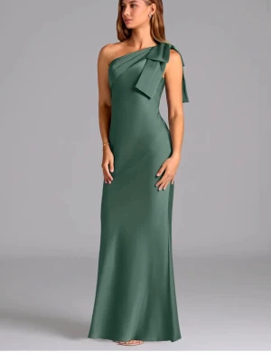 Balklänning  - Säljer denna helt nya balklänning från azazie. Köpte för 1199 Aldrig använd endast testad, hör av dig om du vill ha egna bilder! Vanlig i storleken, storlek 36