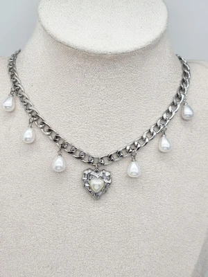 Stilfullt halsband med hjärta och pärlor  - Material-rostfritt stål.  Kedjetjocklek-7mm 