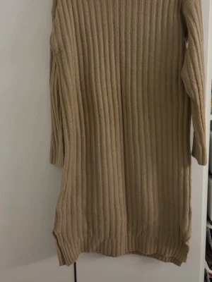 Stickad klänning  - Super söt beige stickad klänning