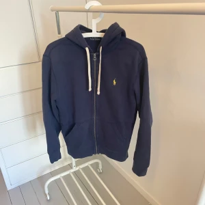 Ralph Lauren Zip Hoodie - Riktigt fet blå Ralph Lauren Zip Up Hoodie! Inga defekter och i bra skick! Perfekt till vintern!                     Om ni har några frågor eller funderingar tveka inte att höra av er!