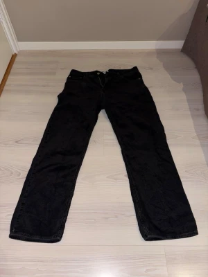 Svarta manchesterbyxor - Säljer dessa svarta svarta byxor i manchester från Weekdsy då dem inte längre kommer till användning. Väldigt fint skick. Hör av dig vid eventuella frågor!😄