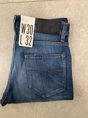 NYA Tiger of sweden jeans - Hej! Säljer dessa  jeans i storlek  30/32 . De är NYA och aldrig använda 10/10 skick. Nypris var  2000+  säljs för 499kr . Hör gärna av dig vid minsta fråga eller om du vill ha fler bilder! 🙌 