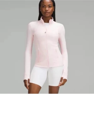 Lululemon defyne jacket rosa - Supersnygg ljusrosa träningsjacka från Lululemon i storlek 2 med dragkedja framtill och långa ärmar med tumhål. Figurnära passform och mjukt, stretchigt material. Väldigt försiktigt använd och är i fint skick. Helt slutsåld