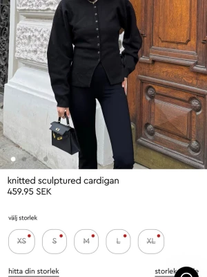 Svart stickad cardigan med knappar - Helt slutsåld super fin tröja från gina tricot. Inte använd mer en 2gånger!! Stilren svart stickad cardigan med skulpterad passform och knäppning framtill. Tröjan har långa ärmar och en klassisk rund halsringning. Perfekt för dig som gillar minimalistisk och trendig stil.❣️