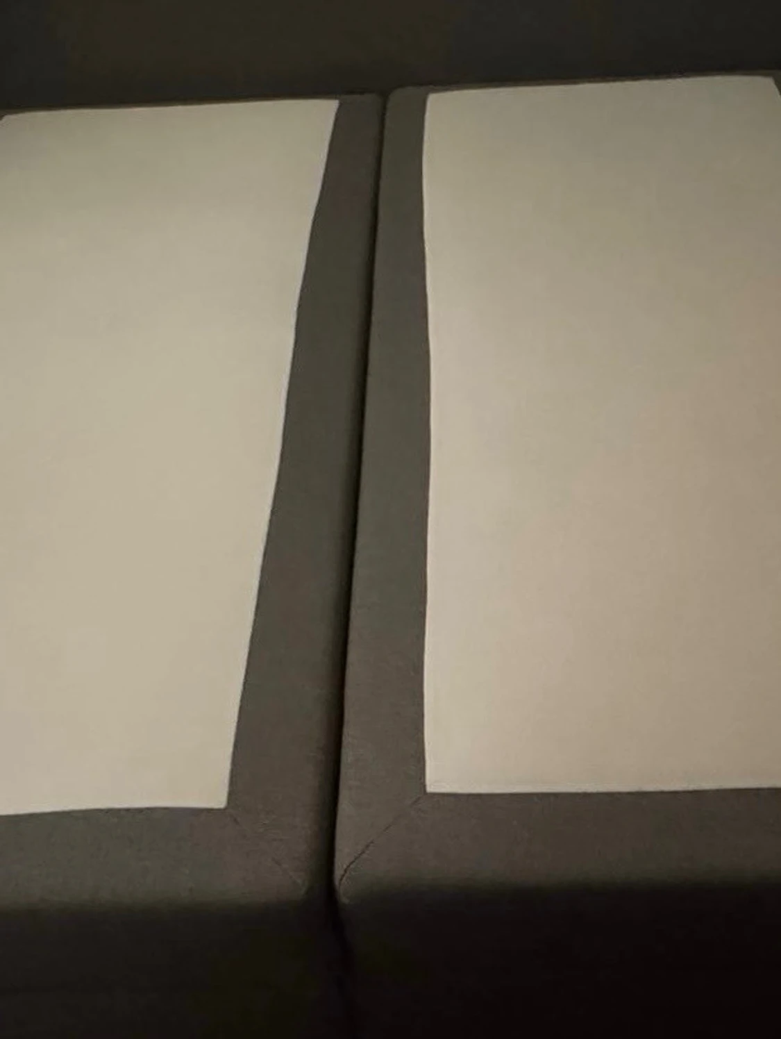 Två gråa sängbottnar