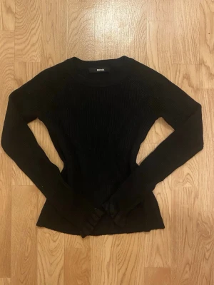 Elegant sleek black ribbed top with cute ruffles on the sleeves - Chic långärmad varm tröja med små ”trumpetärmar”. Fint skick, pytte lite nopprig men inte särskilt använd. ☺️