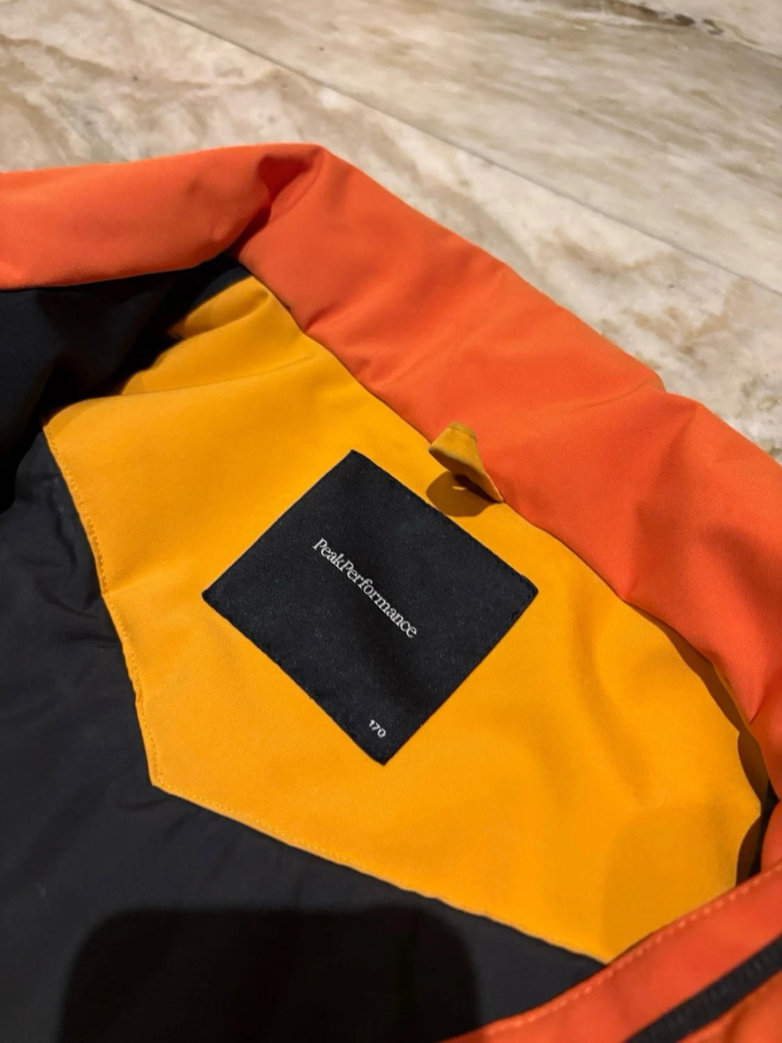 Färgstark skidjacka från peak performance - 3