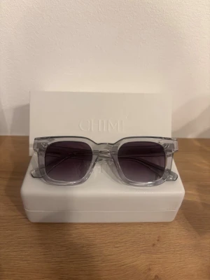 Solglasögon från chimi - Ett par solglasögon från chimi i model 04 grey. Har Inte använda så mycket. Köpta från NK med originalpris 1299kr 💕