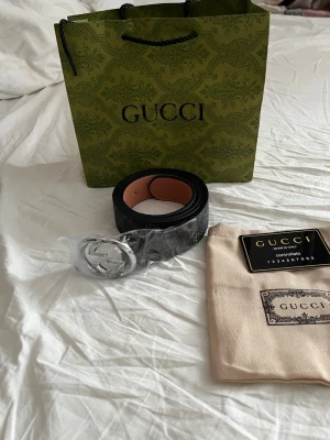 Guccci bälte helt ny Läs beskrivning - Guccci bälte helt ny Läs beskrivning för att få goodiebaggen bälte och påsen plus den gråa är de 50kr extra alltså 350kr annars 300kr bara för bältet innan ni köper skriver ni jag vill ha goodiebaggem och sånt då väntar ni tills jag accepterar de 