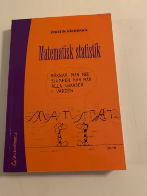 Matematisk statistik av Vännman - Matematisk statistik av Kerstin Vännman är en kursbok med orange och lila omslag. Boken tar upp sannolikhetslära, statistiska modeller och förklarar begrepp med exempel. Passar främst för högskolestudenter inom teknik och naturvetenskap.
