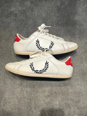 Fred Perry B721 Leather - elt nytvättade, hela i sulan och utan sprickor i lädret. Finns normalt slitage som veck framtill som man får av användning.  Bekväma och stilrena skor som funkar till det mesta, jeans, chinos eller shorts. Rök och djurfritt hem.  Hör av dig vid frågor eller om du vill ha fler bilder.
