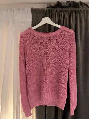 Rosa stickad tröja med rund hals💞💞 - Fin rosa stickad tröja med rund halsringing och långa ärmar. Jätte snygg till ett par jeans eller kjol/shorts❤️‍🔥❤️‍🔥