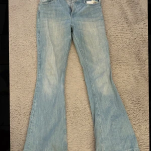 Ljusblå bootcut jeans - Säljer ett par ljusblå bootcut jeans med snygga fickor🩵