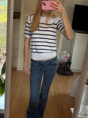 Stickad T-shirt  - Stickad randig T-shirt från Zara i storlek S. Fint skick förutom några pyttesmås fläckar i nacken som inte syns när håret ligger för💕