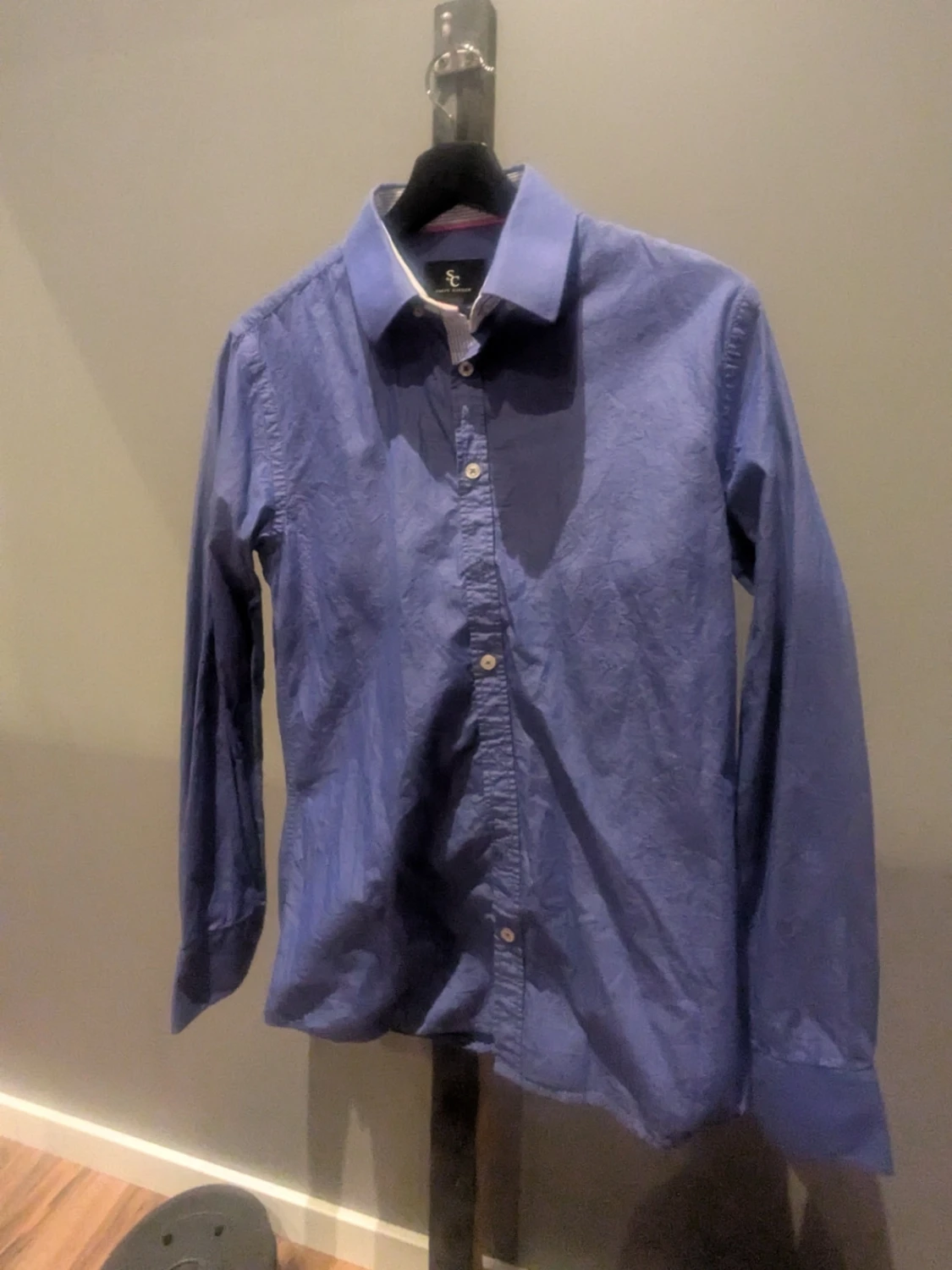 Blå skjorta med vit krage - 1