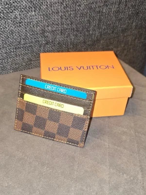 Plånbok  - Helt ny plånbok. Priset är satt i princip beror på hur mycket ni vill gå ner med priset. Hör av er om ni har frågor.