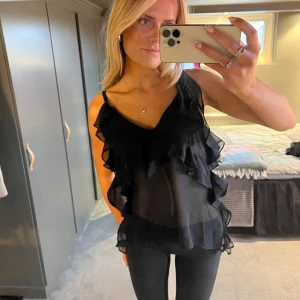 Zara volang topp - Intressekoll🤎 jättefin topp från Zara, oanvänd med prislapp.