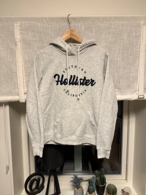 Hollister hoodie - Jätte fin Hollister hoodie i storlek S. Den har inga skavanker eller liknande och vid frågor om tröjan så är det bara att fråga😄💛