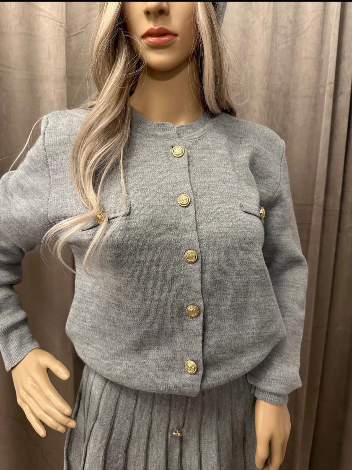 Grått stickat set med kjol och topp - 1