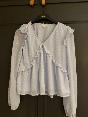 Blus - Fin ljusblå blus från Gina tricot i strl 170 och sitter som en xs-S (m?). Den har en liten sminkfläck (sista bilden) men som knappt syns och går säker bort med något bra medel