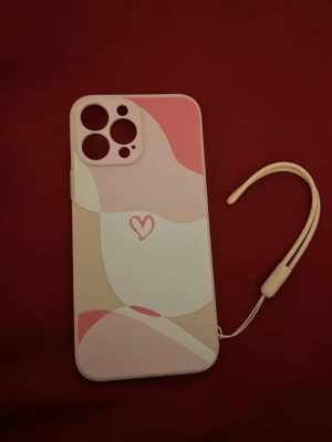 Rosa/Vitt iPhone-skal 13 PRO Max  - Endast använt ett par gånger när jag köpte det, men har legat i min låda länge utan användning.0