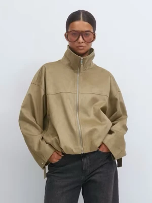 Grön mocka bomberjacka med bälte - Aldrig använd, prislappen är av. Nypris 800kr. Snygg grön bomberjacka i mocka från Gina Tricot. Jackan har oversized passform, hög krage, dragkedja och coola bältesdetaljer i sidorna.