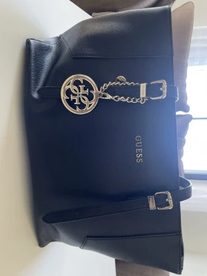 Guess väska - Tote bag, smala axelremmar, ger gott om plats