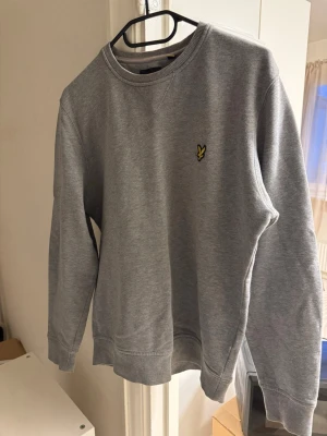 Grå sweatshirt från Lyle & Scott - Klassisk grå sweatshirt från Lyle & Scott, inga defekter!!