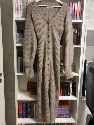 Adoore klänning - Världens finaste stickade klänning från adoore i modellen Montana. Klänningen är endast testad, men kommer tyvärr inte till användning för mig!🤍