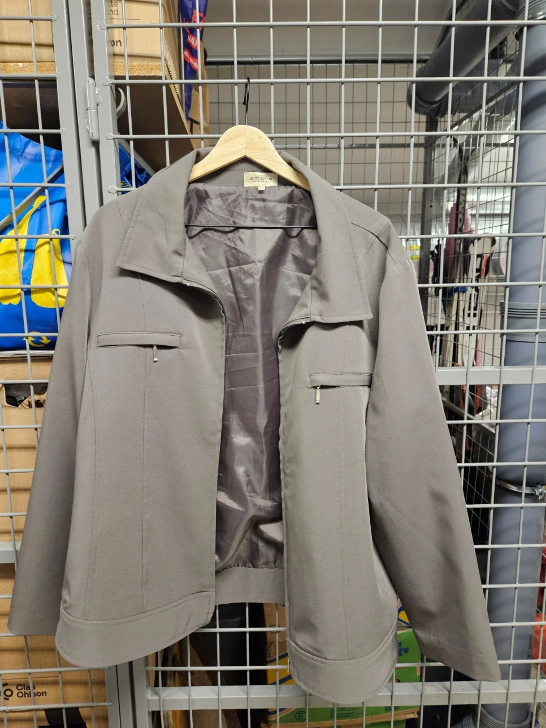 Grå jacka med dragkedja från Amalia - 2