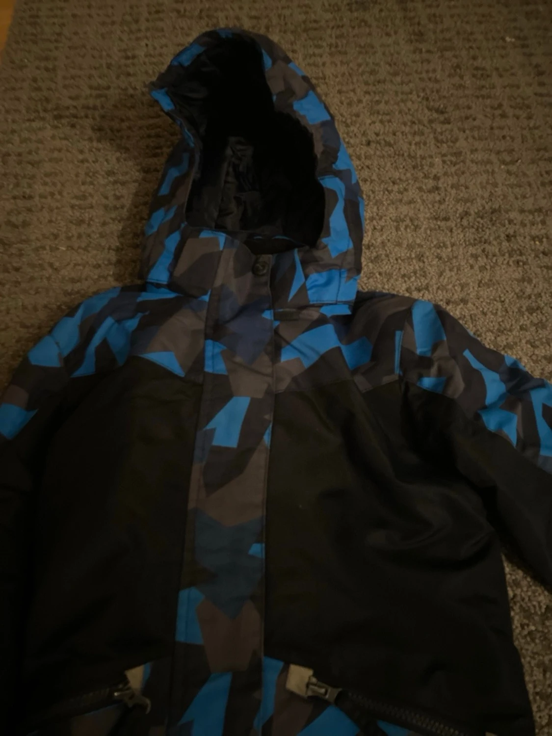 Blåmönstrad vindjacka med huva