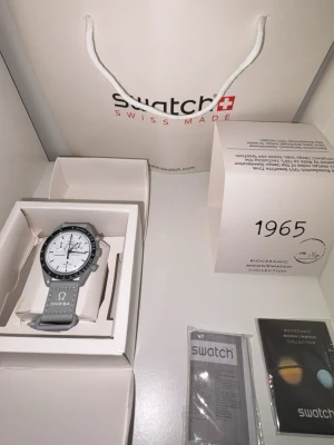Swatch x Omega MoonSwatch grå/vit - Säljer en Swatch x Omega MoonSwatch från Bioceramic MoonSwatch Collection. Klockan har en grå boett och vit urtavla med svarta detaljer. Armbandet är grått med Omega-logga. Kommer med originalförpackning och tillbehör.