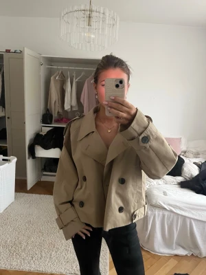 Beige cropped trenchcoat med knappar - Snygg trenchoat från pull and bear