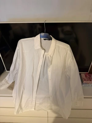 vit skjorta från Kappahl  - En vit skjorta från Kappahl som aldrig använts, är i bra skick och i storlek S. Ordpris:599kr säljer för 200kr plus frakr
