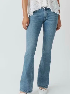 Blå bootcut jeans - Snygga bootcut jeans med låg midja! Använda en gång och i nyskick💕Skickar med gratis produkter vid snabb affär🥰hör av dig vid frågor. Postar snabbt