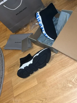 Balenci speed trailer - svart/vit/blå Grafitti - Snygga unika Balenci skor som är helt oanvända. Box, dustbag, kuvert och påse medföljer. Passar perfekt till väldigt mycket. Pris kan diskuteras vid snabb affär och kan även lösa gratis frakt