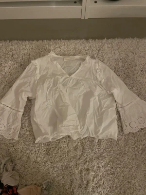 Vit blus med broderade ärmar🤍🤍 - Söt vit blus från Gina Tricot💗🤍den har några små fläckar💗