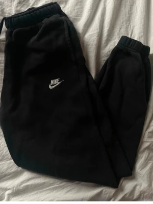 ***Svarta mjukisbyxor från Nike*** - Svarta mjukisbyxor från Nike med klassisk logga broderad i vitt på benet. 