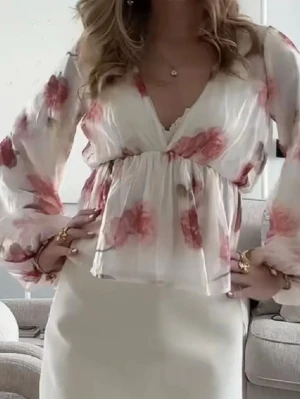 Blommig blus från Gina tricot - Fin blommig blus i ny skick, använd endast en gång men ser som ny ut!! Storlek XS/S. Helt slutsåld och säljs inte längre