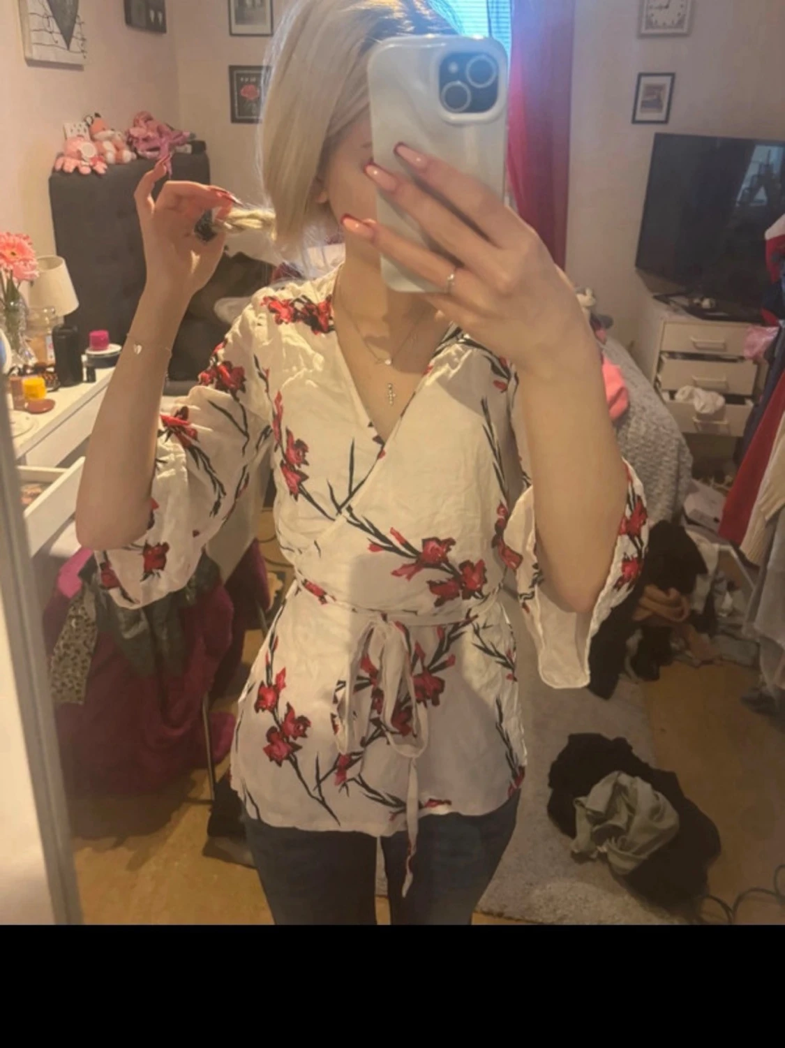 Vit omlottblus med blommigt mönster