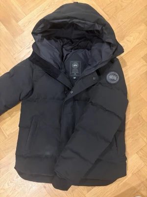 Canada goose macmillan black label - En äkta jacka från canada goose i storlek S, modellen är macmillan black label. Den passar runt 178 cm. Haft den i två år men inga skador, lite smutsig på bilderna men jag kan tvätta den.), tyvärr har jag tappat bort dustbag. Skriv vid någon fundering🙌 