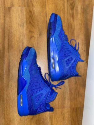 Nike Jordan 4 Flyknit retro sneakers - Inte mycket använda, köpta för 4000 för många år sen och värdet har stigit Mycket på dom. Säljs för att dom inte kommer till användning och dom står bara och dammar.