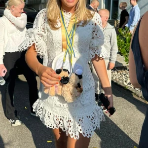 Studentklänning - Jättefin vit klänning som passar perfekt till studenten💞💞 endast använd en gång!!! Är en M men skulle säga att den passar S oxå, säljer då den är lite för stor för mig!💕