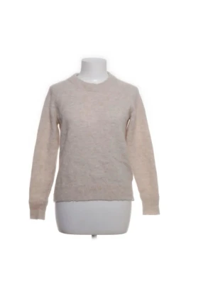 Beige stickad tröja från Selected Femme - Beige stickad tröja från Selected Femme med rund halsringning och långa ärmar. Tröjan har en klassisk passform och är tillverkad i ett mjukt stickat material. Storlek xs men passar s!🥰