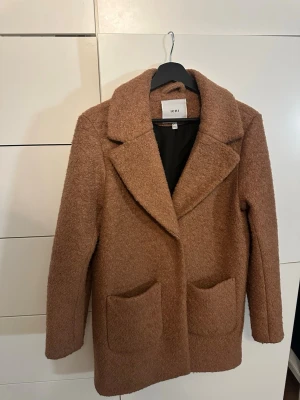 Kappa  - Elegant och stilren ICHI vinterkappa som passar perfekt tillsammans med en halsduk! Väldigt simpel modell men ändå framstår den som lyxig! Har varit en absolut favorit och fått många komplimanger!   Materialet som man kan se är i form av teddy liknande material, super bekvämt! Kappan har två små fickor på framsidan och stängs med två knappar!🤩  Passar en xs/s😇 Använt sparsamt och är i otroligt skick!🙌🙌  Vid frågor hör av dig 😍 