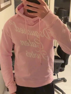 Dsquared2 Hoodie  - Dsquared2 hoodie i sällsynt rosa i storlek m. Ett litet märke på ryggen som ses på bild 3, går nog bort i tvätt.
